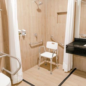 Habitación Adaptada para Personas de Movilidad Reducida con Cama Queen